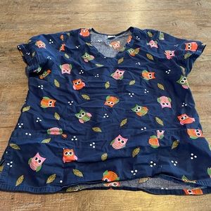 XL printed scrub top